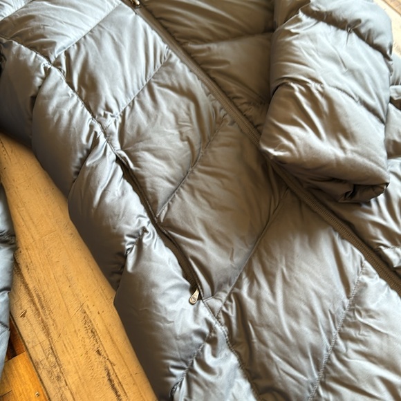 Women’s knee length Marmot grey puff coat, size XS - Picture 4 of 10